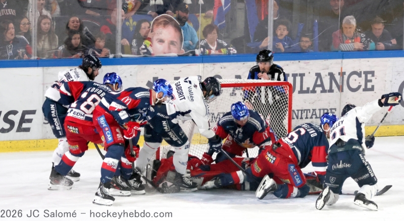 Photo hockey Ligue Magnus - Ligue Magnus - 1/2 de Finale - Match 5 : Grenoble  vs Angers  - Boivin montre la voie � ses partenaires