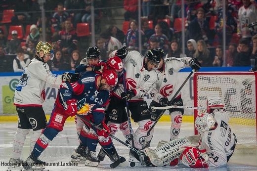 Photo hockey Ligue Magnus - Ligue Magnus - 1/4 de Finale - Match 1 : Grenoble  vs Amiens  - Grenoble simpose face  des Aminois poussifs