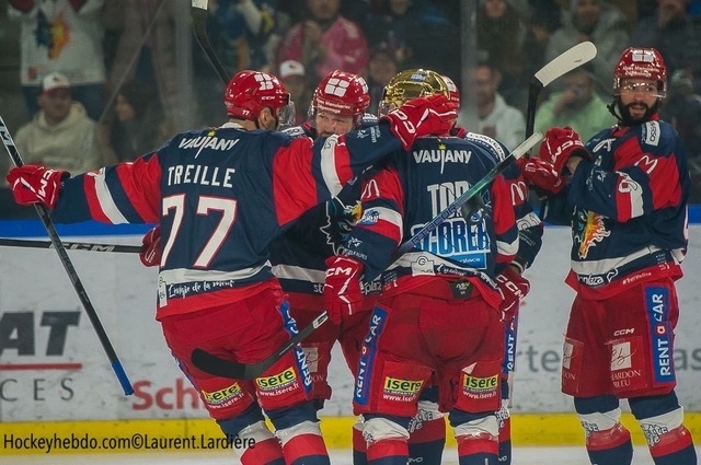 Photo hockey Ligue Magnus - Ligue Magnus - 1/4 de Finale - Match 1 : Grenoble  vs Amiens  - Grenoble simpose face  des Aminois poussifs