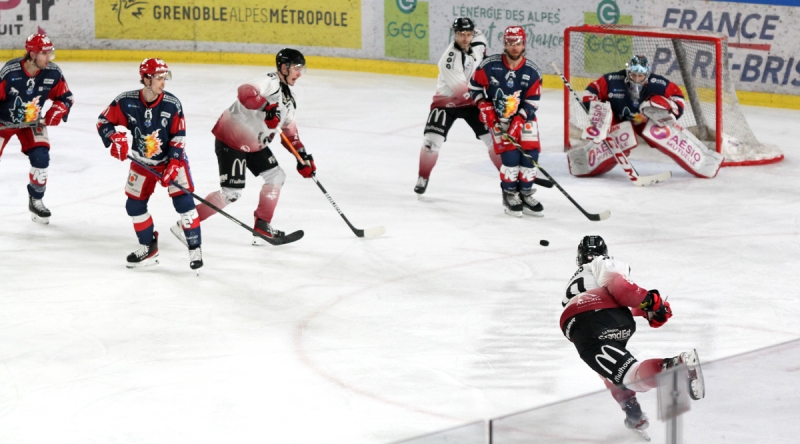 Photo hockey Ligue Magnus - Ligue Magnus - 1/4 finale match 1 : Grenoble  vs Mulhouse - Avertissement sans frais pour Grenoble 