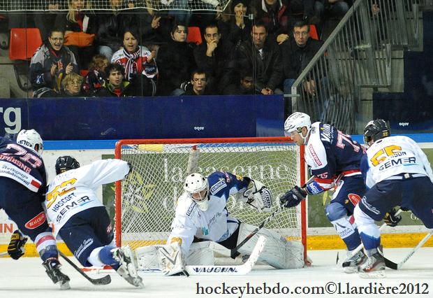 Photo hockey Ligue Magnus - Ligue Magnus : 11me journe  : Grenoble  vs Chamonix  - Le coup de corne du chamois !