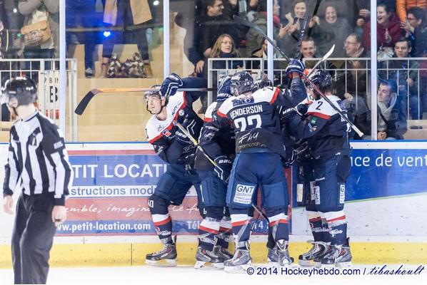 Photo hockey Ligue Magnus - Ligue Magnus : 11me journe : Angers  vs Strasbourg  - Crowder tire et marque !
