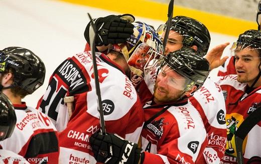 Photo hockey Ligue Magnus - Ligue Magnus : 11me journe : Chamonix / Morzine vs Angers  - Le Duc vole sur le dos