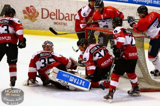 Photo hockey Ligue Magnus - Ligue Magnus : 11me journe : Chamonix / Morzine vs Angers  - Le Duc vole sur le dos