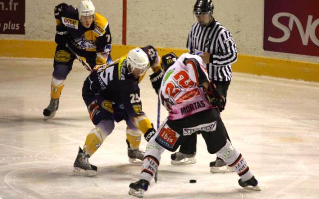 Photo hockey Ligue Magnus - Ligue Magnus : 11me journe : Chamonix  vs Amiens  - Si prs du but...
