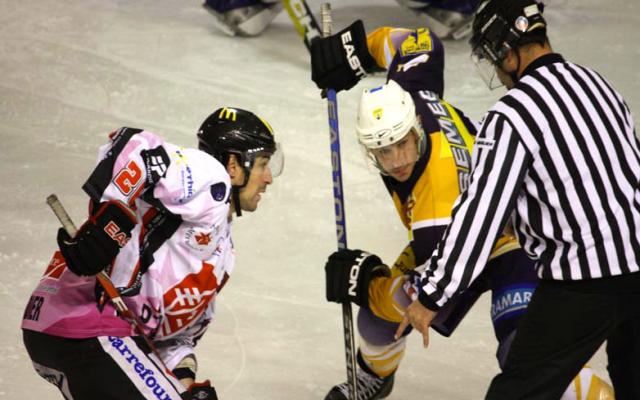 Photo hockey Ligue Magnus - Ligue Magnus : 11me journe : Chamonix  vs Amiens  - Si prs du but...