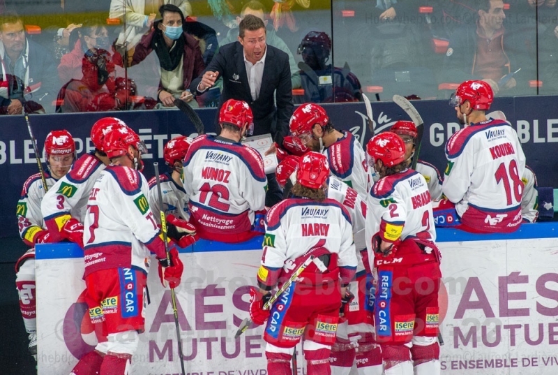 Photo hockey Ligue Magnus - Ligue Magnus : 12me journe : Grenoble  vs Bordeaux - Bordeaux diminu prend une valise  Pole Sud