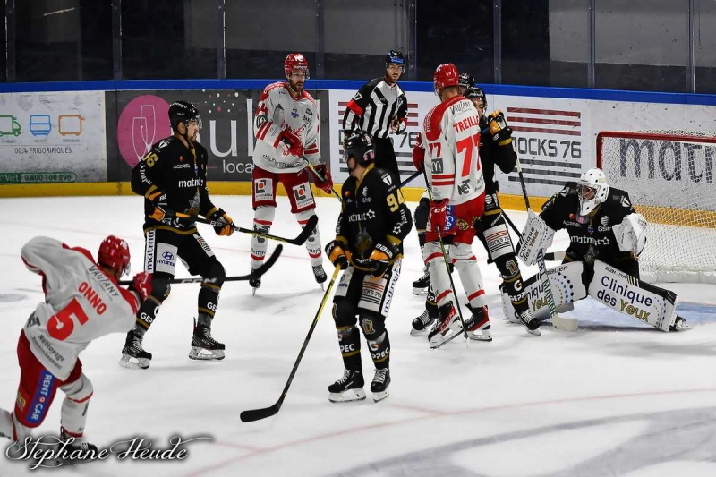 Photo hockey Ligue Magnus - Ligue Magnus : 12me journe : Rouen vs Grenoble  - LM : Des dragons en taille patron.