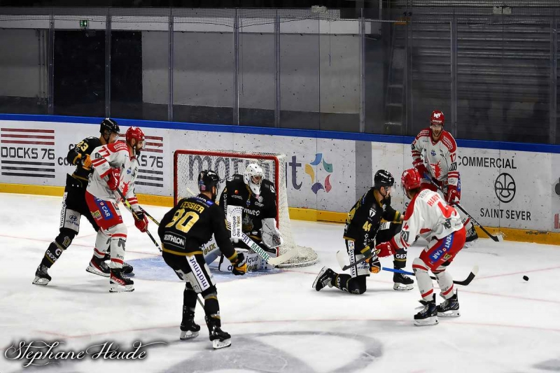 Photo hockey Ligue Magnus - Ligue Magnus : 12me journe : Rouen vs Grenoble  - LM : Des dragons en taille patron.