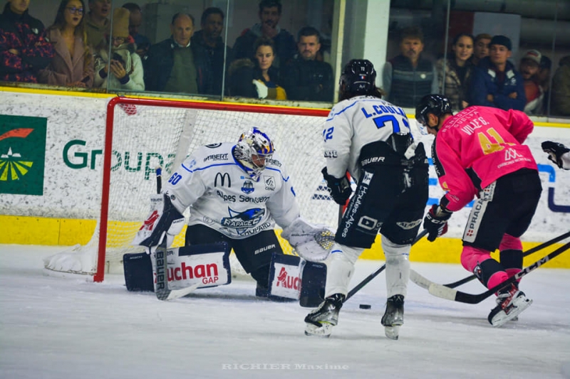 Photo hockey Ligue Magnus - Ligue Magnus : 13me journe : Chamonix  vs Gap  - Les Pionniers voient la vie en rose !
