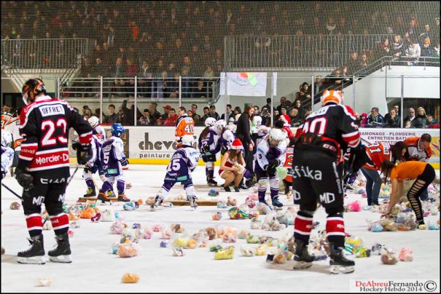 Photo hockey Ligue Magnus - Ligue Magnus : 14me journe : Epinal  vs Amiens  - 3864 peluches et...deux points pour Epinal.