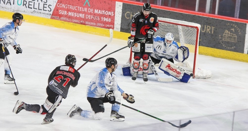 Photo hockey Ligue Magnus - Ligue Magnus : 15me journe : Amiens  vs Gap  - Amiens-Gap, la parole  la dfense.