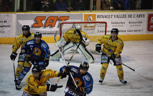 Photo hockey Ligue Magnus - Ligue Magnus : 17me journe  : Chamonix  vs Rouen - Chamonix bute sur un imprial Ylonen