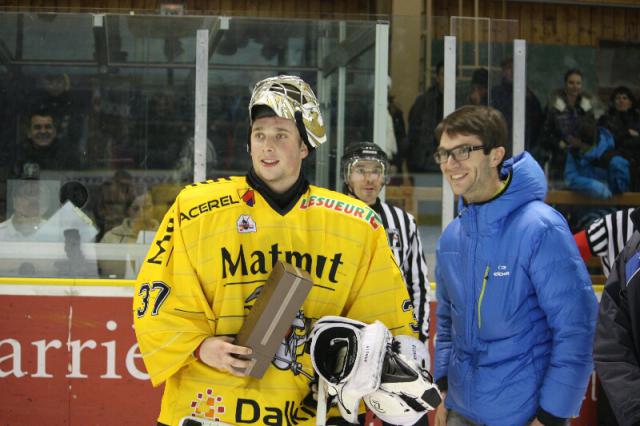 Photo hockey Ligue Magnus - Ligue Magnus : 17me journe  : Chamonix  vs Rouen - Chamonix bute sur un imprial Ylonen