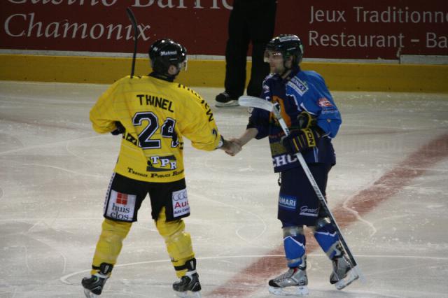 Photo hockey Ligue Magnus - Ligue Magnus : 17me journe  : Chamonix  vs Rouen - Chamonix bute sur un imprial Ylonen