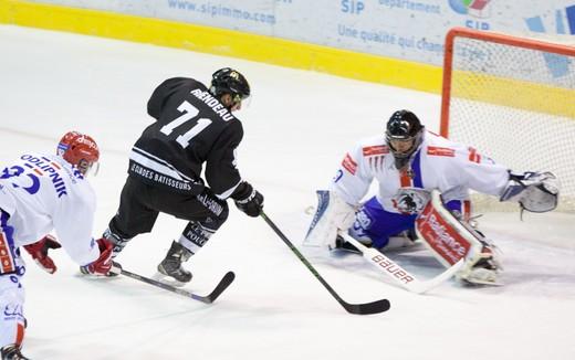 Photo hockey Ligue Magnus - Ligue Magnus : 17me journe : Amiens  vs Lyon - Les Gothiques  la ramasse