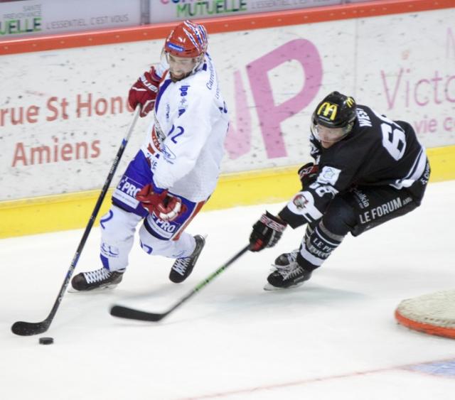 Photo hockey Ligue Magnus - Ligue Magnus : 17me journe : Amiens  vs Lyon - Les Gothiques  la ramasse