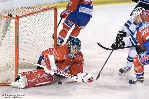 Photo hockey Ligue Magnus - Ligue Magnus : 17me journe : Lyon vs Gap  - Gap creuse lcart avec son dauphin