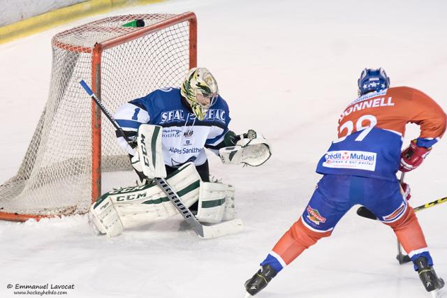 Photo hockey Ligue Magnus - Ligue Magnus : 17me journe : Lyon vs Gap  - Gap creuse lcart avec son dauphin