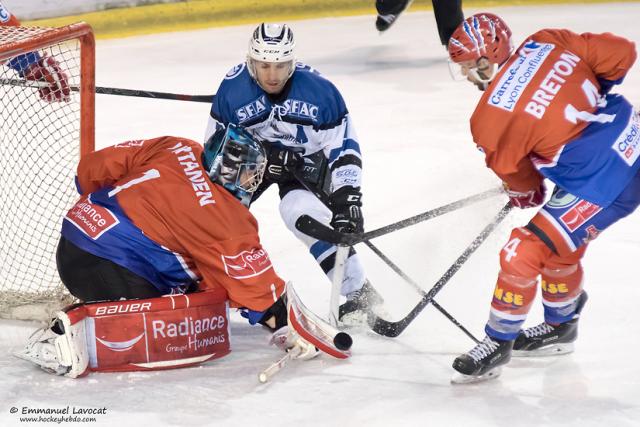Photo hockey Ligue Magnus - Ligue Magnus : 17me journe : Lyon vs Gap  - Gap creuse lcart avec son dauphin