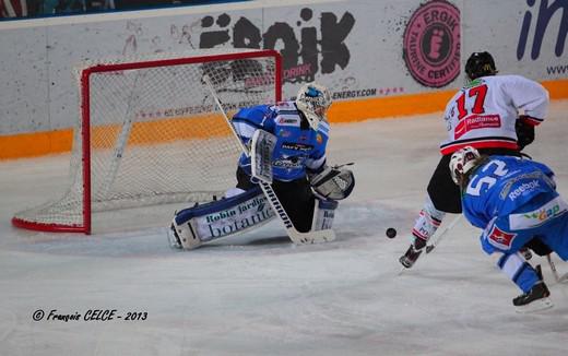Photo hockey Ligue Magnus - Ligue Magnus : 18me journe  : Gap  vs Amiens  - Amiens tombe dans le foss de Gap