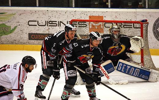 Photo hockey Ligue Magnus - Ligue Magnus : 19me journe : Morzine-Avoriaz vs Grenoble  - Le Loup tourmente le Pingouin