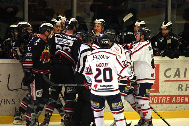 Photo hockey Ligue Magnus - Ligue Magnus : 19me journe : Morzine-Avoriaz vs Grenoble  - Le Loup tourmente le Pingouin