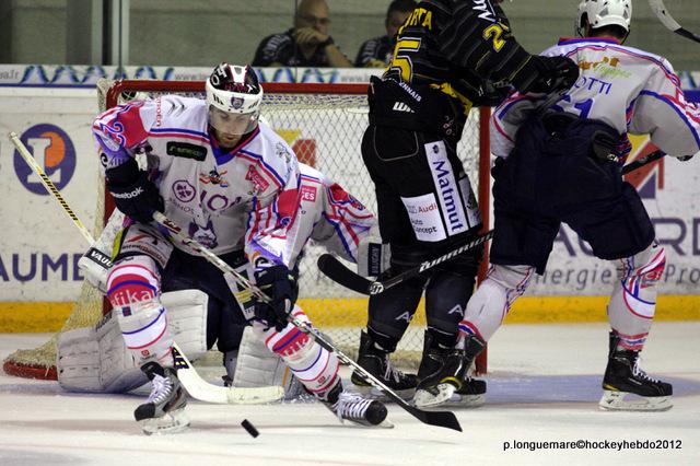 Photo hockey Ligue Magnus - Ligue Magnus : 1re journe  : Rouen vs Epinal  - Une de chute pour les Dragons
