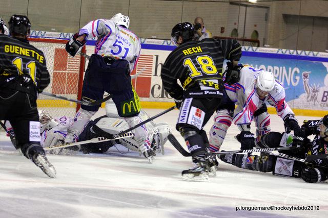 Photo hockey Ligue Magnus - Ligue Magnus : 1re journe  : Rouen vs Epinal  - Une de chute pour les Dragons