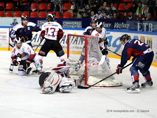Photo hockey Ligue Magnus - Ligue Magnus : 20me journe : Grenoble  vs Morzine-Avoriaz - Grenoble secoue le pingouin endormi