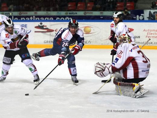 Photo hockey Ligue Magnus - Ligue Magnus : 20me journe : Grenoble  vs Morzine-Avoriaz - Grenoble secoue le pingouin endormi