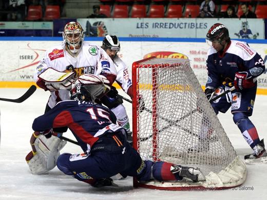 Photo hockey Ligue Magnus - Ligue Magnus : 20me journe : Grenoble  vs Morzine-Avoriaz - Grenoble secoue le pingouin endormi