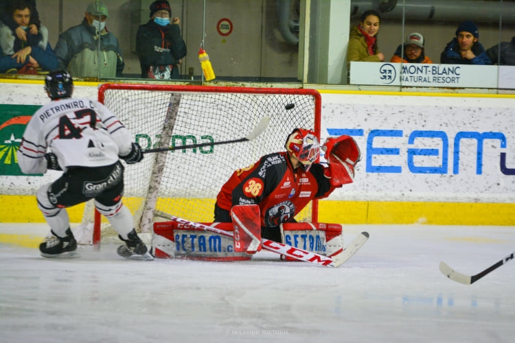 Photo hockey Ligue Magnus - Ligue Magnus : 28me journe : Chamonix  vs Mulhouse - Chamonix reu 4/4 face  Mulhouse