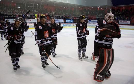 Photo hockey Ligue Magnus - Ligue Magnus : 33me journe : Amiens  vs Epinal  - LM : Le Gamyo passe devant les Gothiques