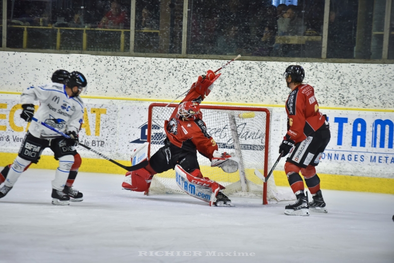Photo hockey Ligue Magnus - Ligue Magnus : 40me journe : Chamonix  vs Gap  - Les Rapaces pigs par les Pionniers