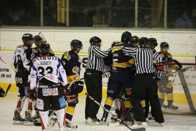 Photo hockey Ligue Magnus - Ligue Magnus : 6me journe : Chamonix  vs Caen  - Chamonix se donne un peu dair