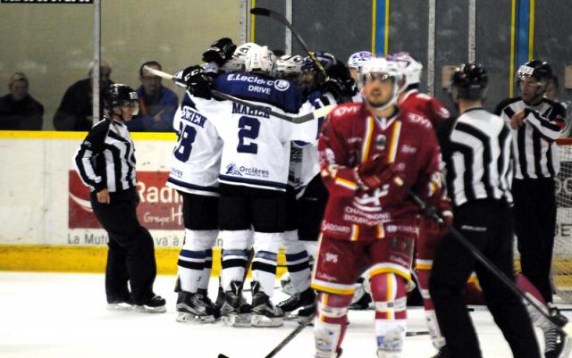 Photo hockey Ligue Magnus - Ligue Magnus : 6me journe : Dijon  vs Gap  - Dijon pris dans les serres du rapace.