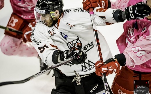Photo hockey Ligue Magnus - Ligue Magnus : 8me journe : Cergy-Pontoise vs Chamonix  - Cergy coince devant Chamonix