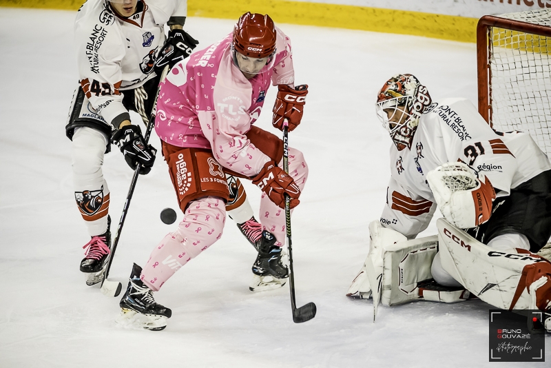Photo hockey Ligue Magnus - Ligue Magnus : 8me journe : Cergy-Pontoise vs Chamonix  - Cergy coince devant Chamonix