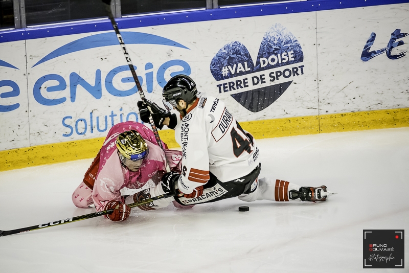 Photo hockey Ligue Magnus - Ligue Magnus : 8me journe : Cergy-Pontoise vs Chamonix  - Cergy coince devant Chamonix