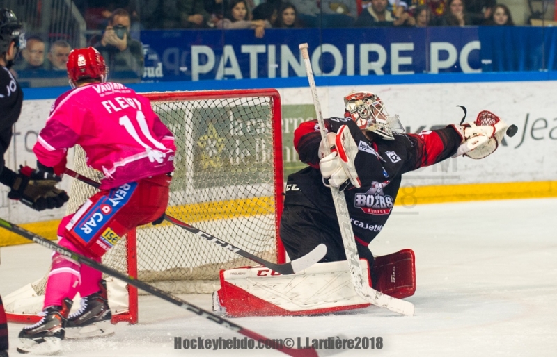 Photo hockey Ligue Magnus - Ligue Magnus : 9me journe : Grenoble  vs Bordeaux - Grenoble tombe sur un os