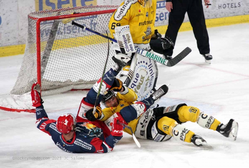Photo hockey Ligue Magnus - Ligue Magnus - finale match 1 : Grenoble  vs Rouen - Grenoble frappe fort!