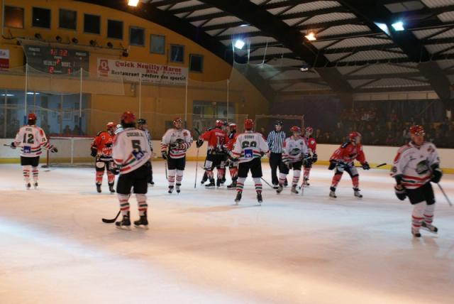 Photo hockey Ligue Magnus - Ligue Magnus : Play down match 2 : Neuilly/Marne vs Mont-Blanc - Les Bisons font le break