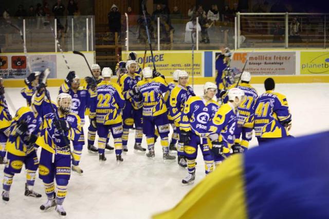 Photo hockey Ligue Magnus - LM - 20me journe : Chamonix  vs Villard-de-Lans - La peau de lOurs sur le blason des Chamois