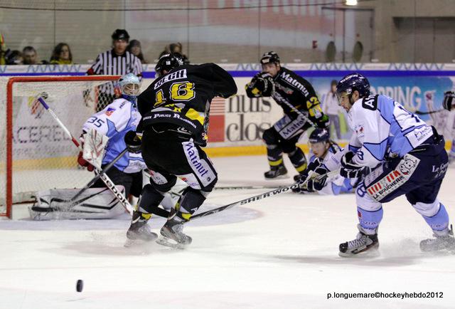 Photo hockey Ligue Magnus - LM Playoffs : 1/2 finale , match 2 : Rouen vs Angers - Hold up des Ducs Photo hockey Ligue Magnus - LM Playoffs : 1/2 finale , match 2 : Rouen vs Angers - Hold up des Ducs
