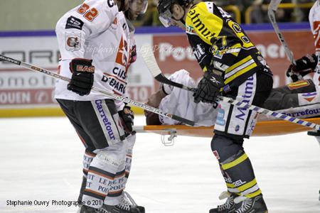 Photo hockey Ligue Magnus - LM playoffs : 1/2 finale, match 1 : Rouen vs Amiens  - Rouen au rendez vous.