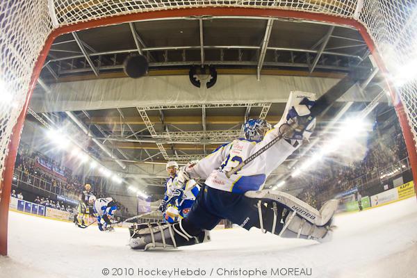 Photo hockey Ligue Magnus - LM playoffs : 1/4 de finale, match 4 : Strasbourg  vs Gap  - Deux partout, palet au centre