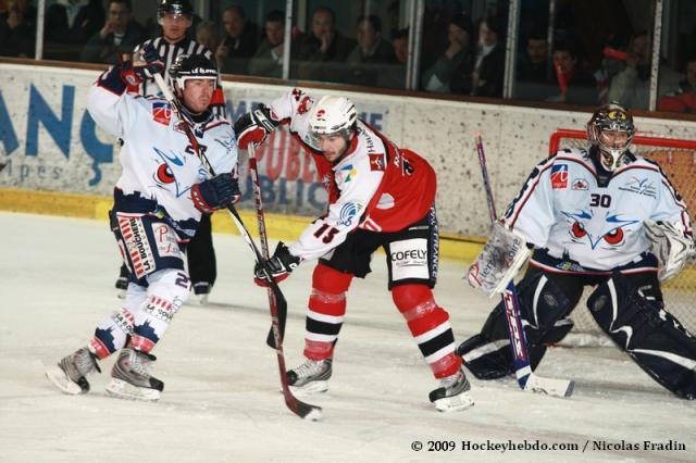 Photo hockey Ligue Magnus - Play-off : 1/2 finale, match 5 : Brianon  vs Angers  - Brianon avec le coeur