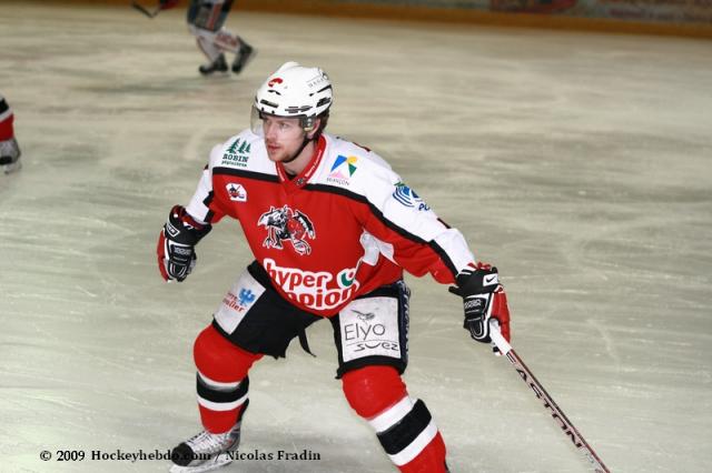 Photo hockey Ligue Magnus - Play-off : 1/4 de finale, match 1 : Brianon  vs Morzine-Avoriaz - Brianon passe, Morzine trbuche : photos