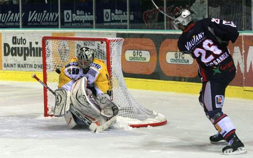 Photo hockey Ligue Magnus - Play-off : 1/4 de finale, match 1 : Grenoble  vs Strasbourg  - Grenoble fait le mtier
